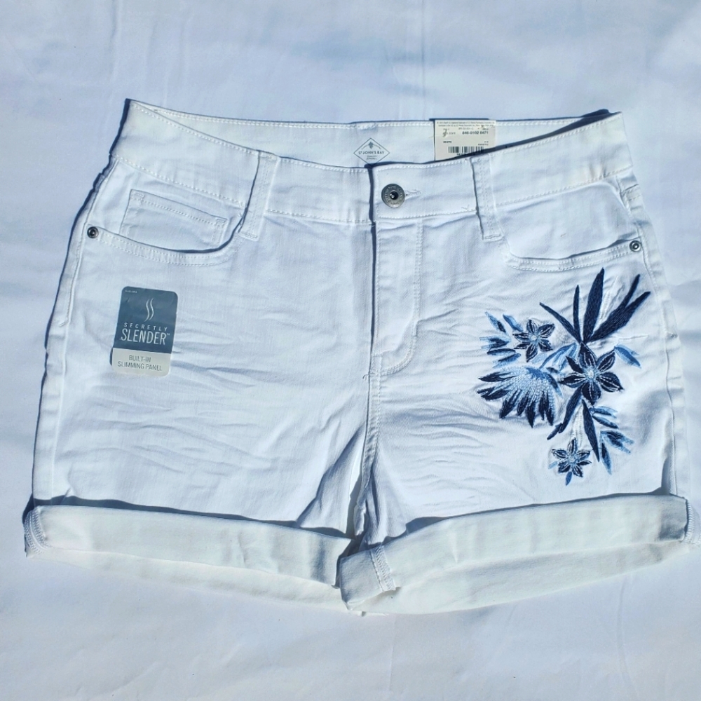 NWT St John's Bay White Denim Shorts Size 12 Mid-Rise Embroidered Blue Floral